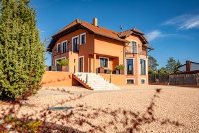 Moderne Familienvilla in Grnruhelage | Modern family villa embedded in green surroundings