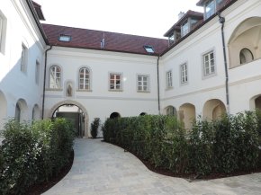Hochwertige Neu- & Altbauwohnungen im Benediktinerhof | High-quality apartments in the Benediktinerhof